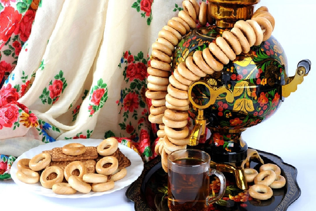 Чай из русского самовара с сушками Чай из русского самовара с сушками